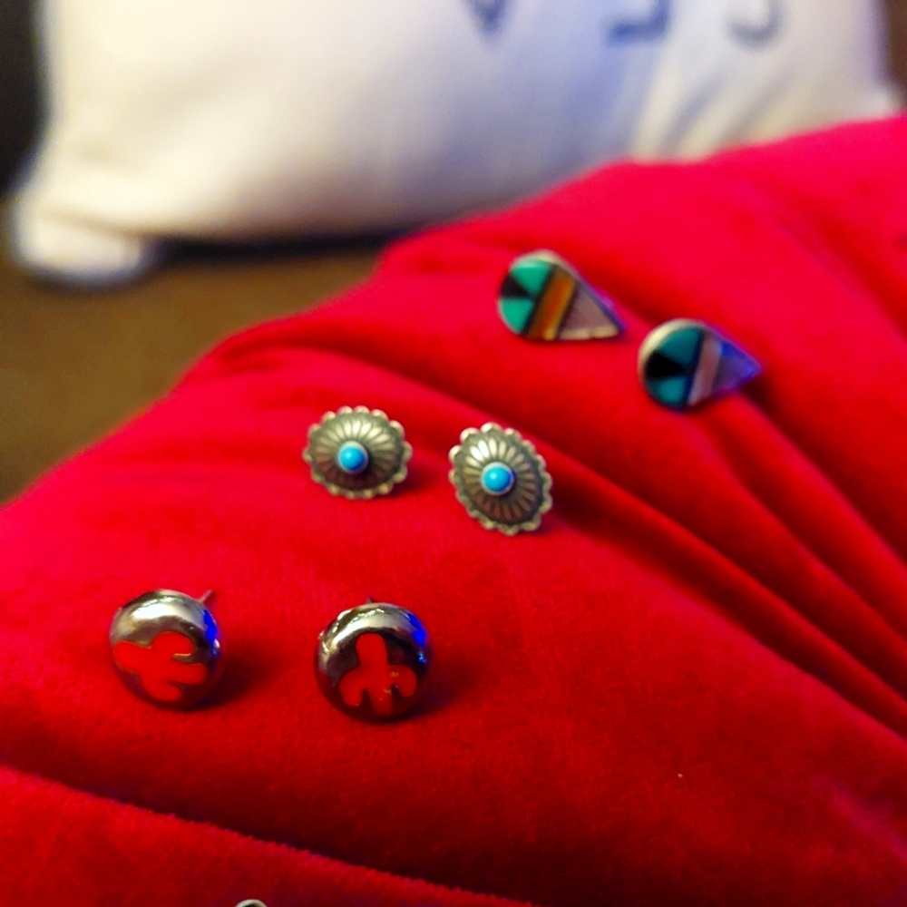 10 pairs of western style earrings - mostly silver